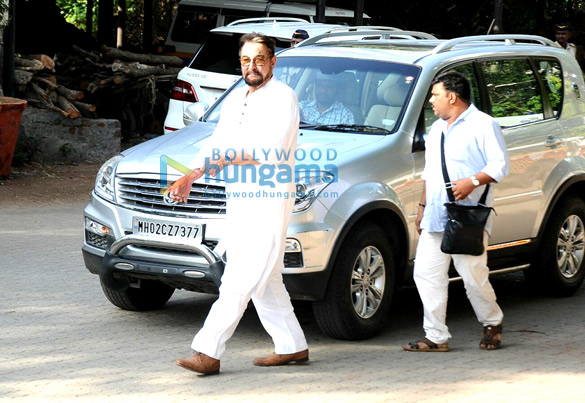 celebrities attend the last rites of vinod khanna in worli 1