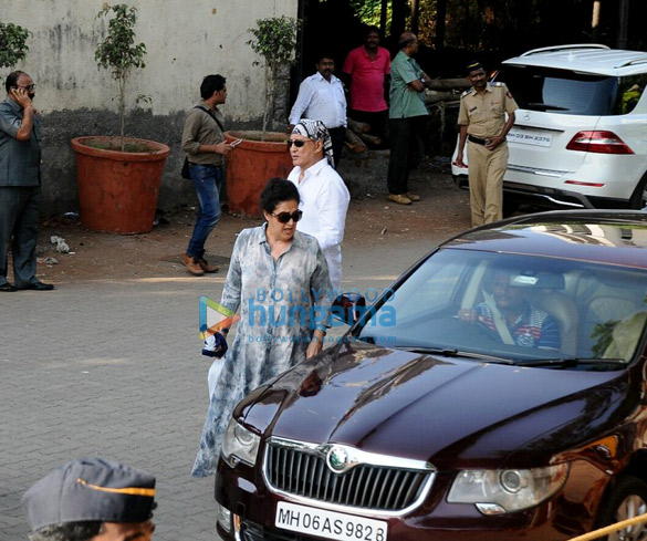 celebrities attend the last rites of vinod khanna in worli 10