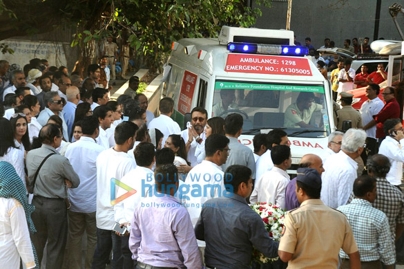 celebrities attend the last rites of vinod khanna in worli 13