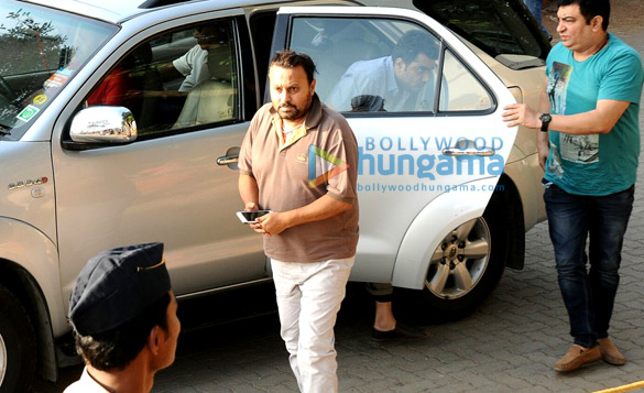 celebrities attend the last rites of vinod khanna in worli 15