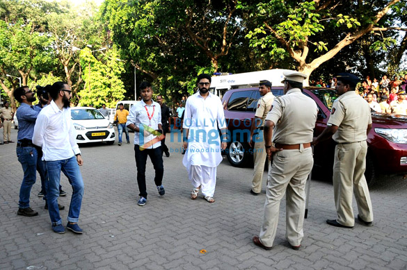celebrities attend the last rites of vinod khanna in worli 17