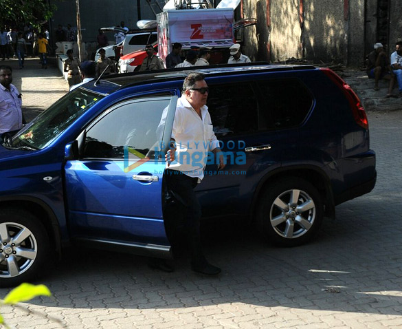 celebrities attend the last rites of vinod khanna in worli 2