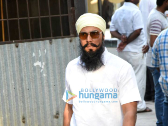 Celebrities attend the last rites of Vinod Khanna in Worli