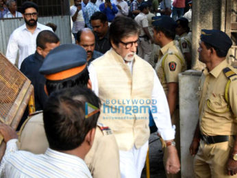 Celebrities attend the last rites of Vinod Khanna in Worli