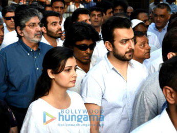 Celebrities attend the last rites of Vinod Khanna in Worli