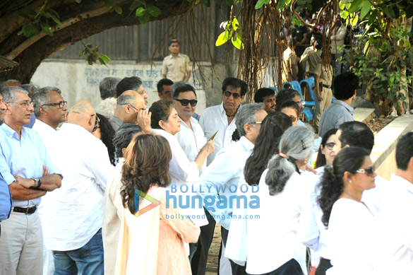 celebrities attend the last rites of vinod khanna in worli 3
