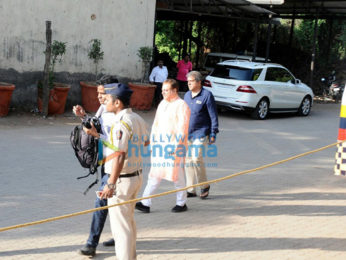 Celebrities attend the last rites of Vinod Khanna in Worli