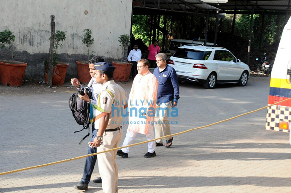 celebrities attend the last rites of vinod khanna in worli 7