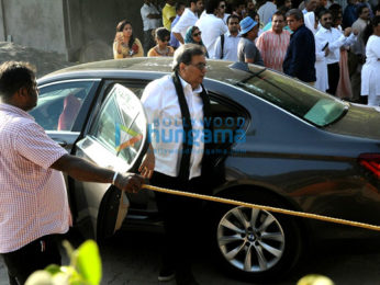 Celebrities attend the last rites of Vinod Khanna in Worli