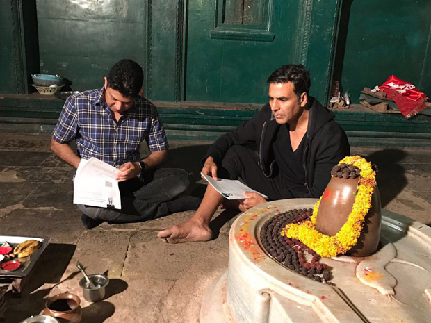 Check out Akshay Kumar and Bhushan Kumar officially sign the contract for Mogul in Maheshwar temple