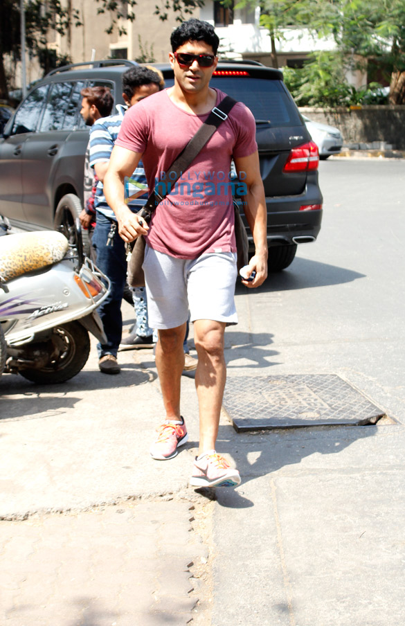 Farhan Akhtar snapped post his gym session in Bandra Farhan Akhtar snapped post his gym session in Bandra
