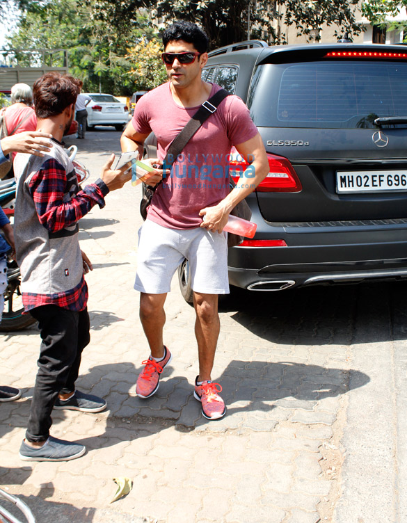 farhan akhtar snapped post gym session in bandra 4