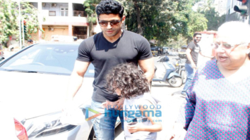 Farhan Akhtar takes mom Honey Irani out for lunch in Bandra