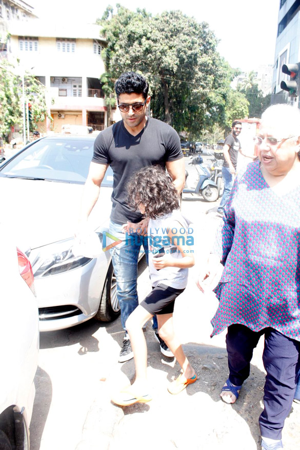farhan akhtar takes mom honey irani out for lunch in bandra 1