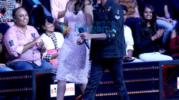 Hrithik Roshan and Sonakshi Sinha snapped on the sets of Nach Baliye