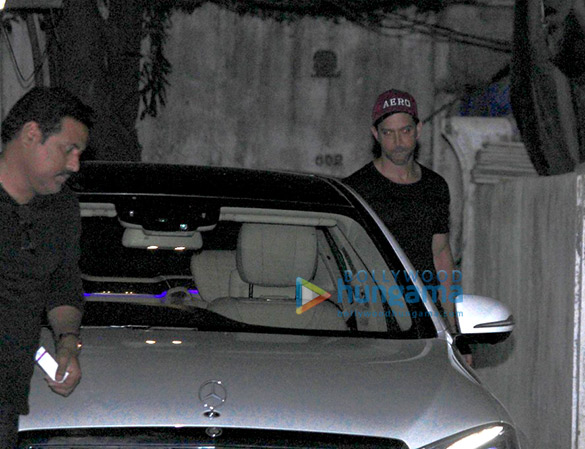 hrithik roshan snapped in bandra 1