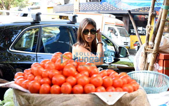 ileana dcruz snapped buying veggies from local vendor 3