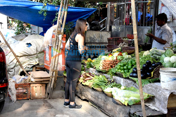 ileana dcruz snapped buying veggies from local vendor 4