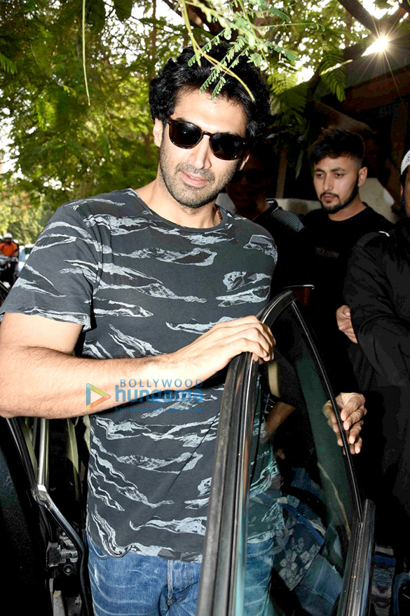 jacqueline fernandez esha gupta aditya roy kapoor snapped in bandra 6