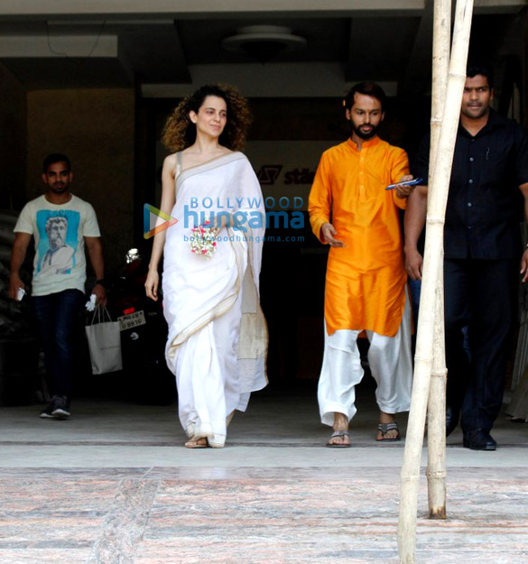 kangna ranaut snapped post navratro pooja at her stylist friend ami patels house4