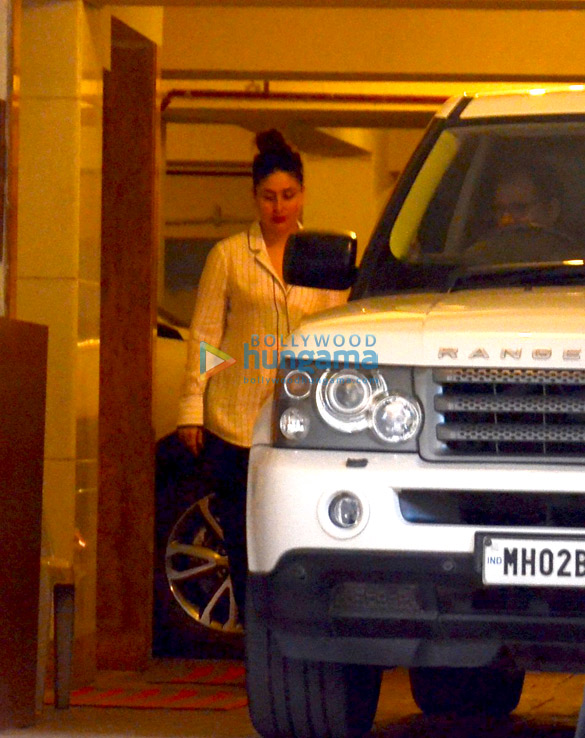 kareena kapoor khan snapped below her home in bandra 2