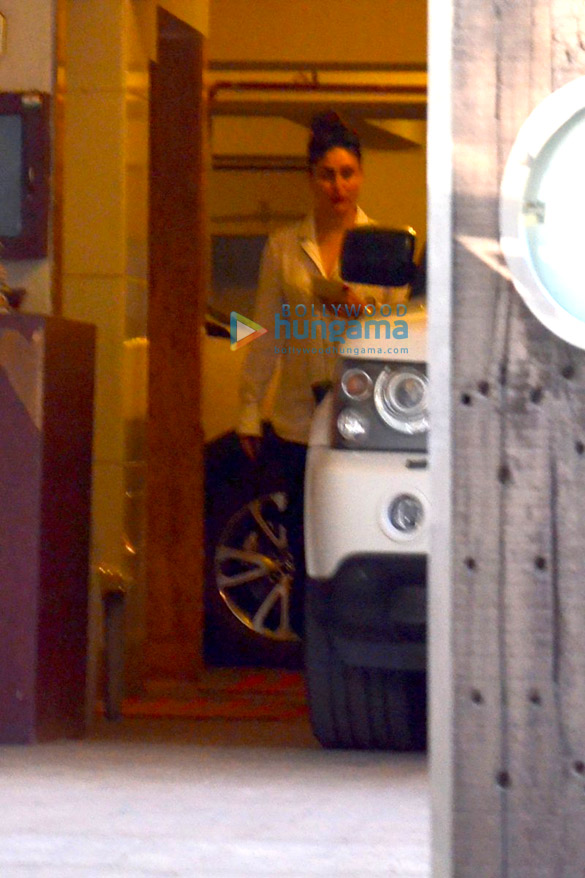 kareena kapoor khan snapped below her home in bandra 4