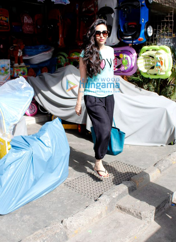 karisma kapoor snapped shopping in bandra 2 2