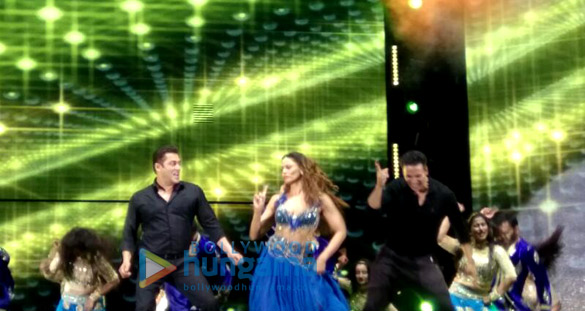 salman khan bipasha basu akshay kumar grace the finale dabangg tour hungama in hong kong 5