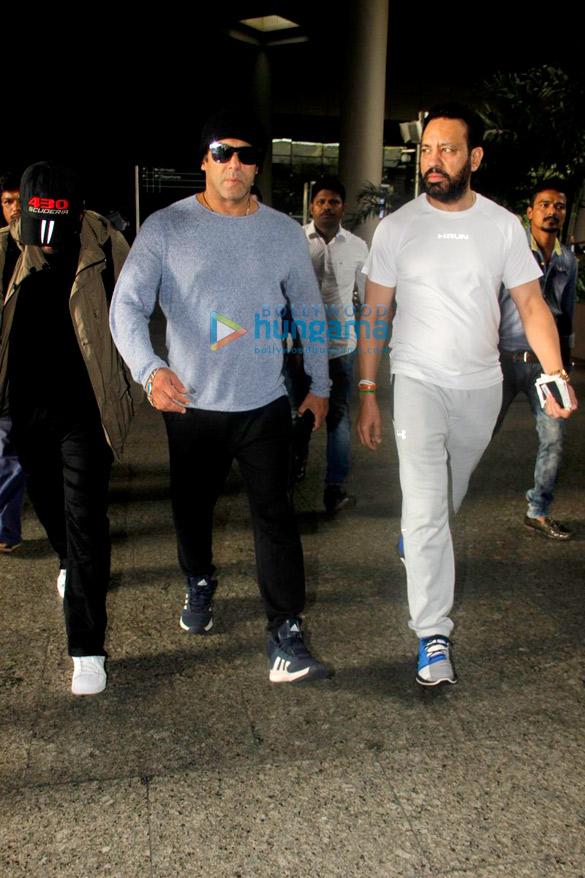 salman khan returns from da bangg tour concert in new zealand 3