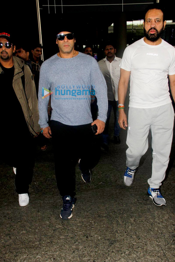 salman khan returns from da bangg tour concert in new zealand 4