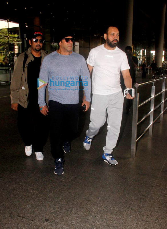 salman khan returns from da bangg tour concert in new zealand 5