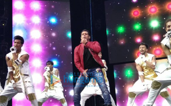 salman team perform at da bangg tour concert 11