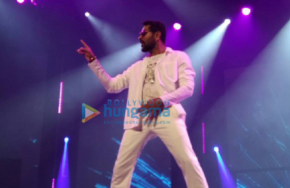 salman team perform at da bangg tour concert 8