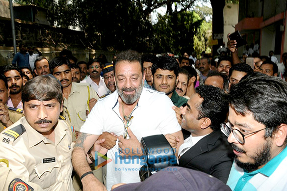 sanjay dutt makes a court appearance in noorani case 4