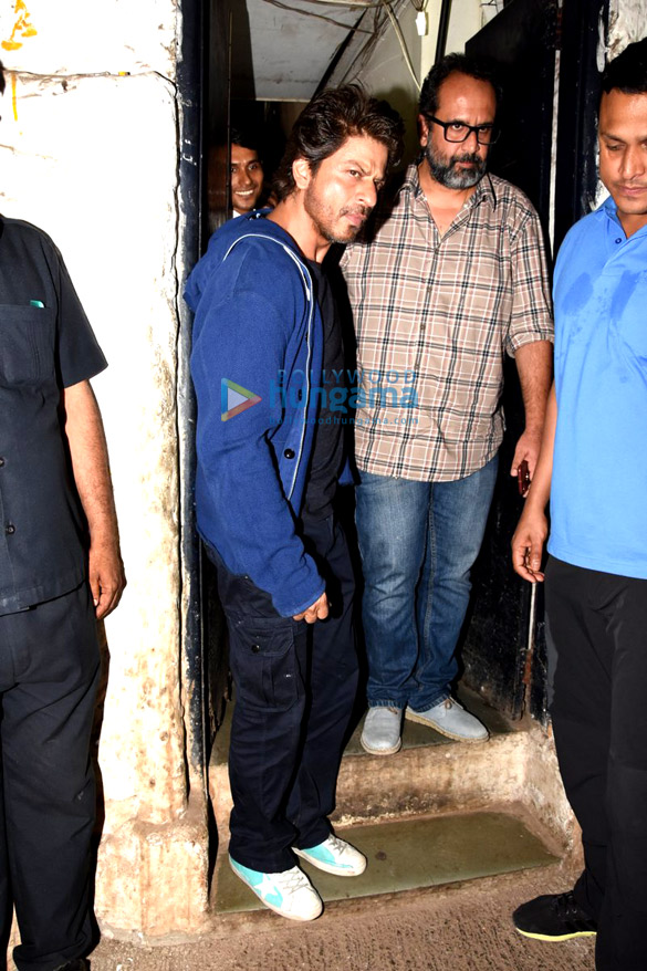 shah rukh khan anand l rai snapped post dinner at olive 3