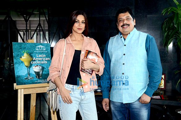 Sonali Bendre snapped post lunch with author Anand Neelakantan Sonali Bendre snapped post lunch with author Anand Neelakantan