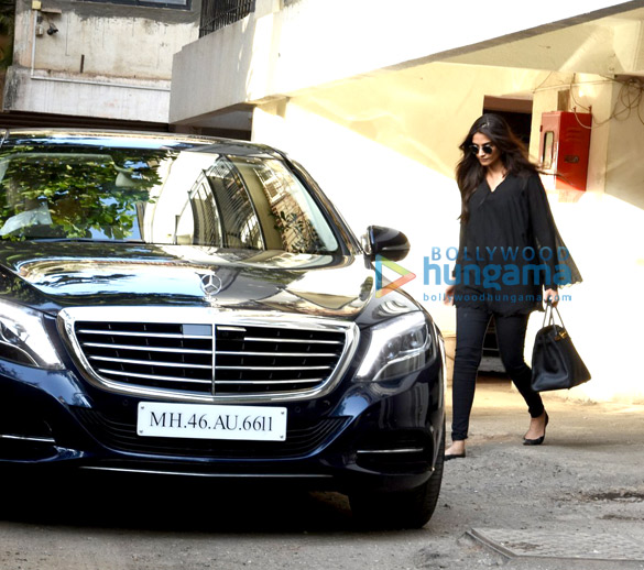 sonam kapoor snapped post a meeting in bandra 2