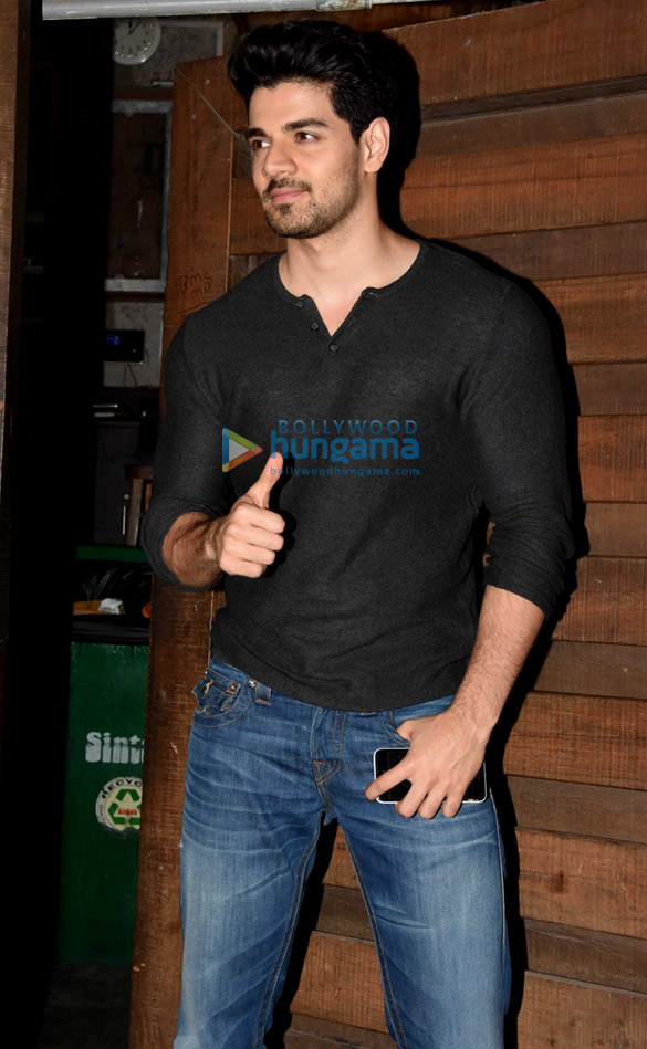 sooraj pancholi snapped post his dinner with friends 2