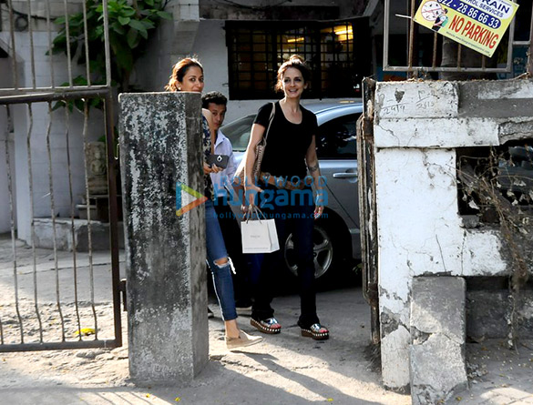 sussanne roshan twinkle khanna gayatri oberoi snapped post salon session 4
