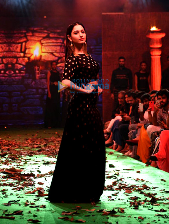 tamannaah walks for bahubali fashion show 2