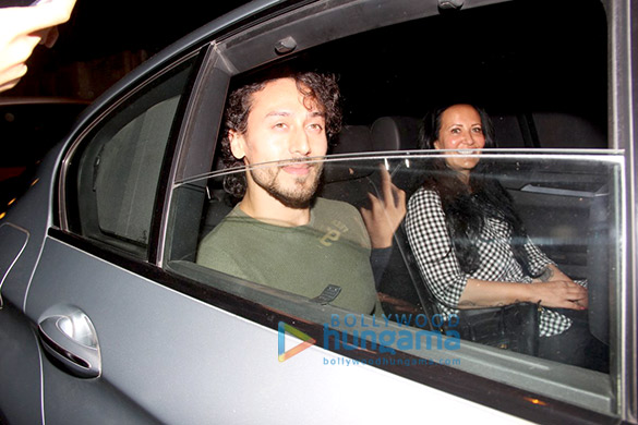 Tiger Shroff, Jackie Shroff & family snapped post dinner in Bandra Tiger Shroff, Jackie Shroff & family snapped post dinner in Bandra