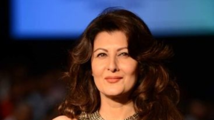 Sangeeta Bijlani MESMERISES with Oye Oye dance moves