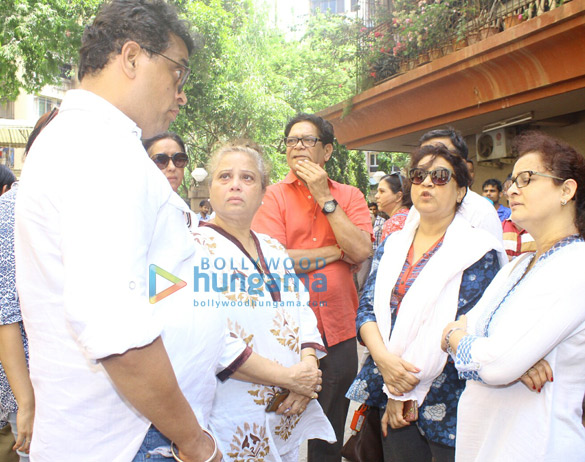 aamir khan kiran rao kajol and others attend reema lagoos funeral 8