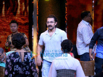 Aamir Khan and the 'Dangal' girls Fatima Sana Sheikh and Sanya Malhotra snapped on the sets of Sa Re Ga Ma