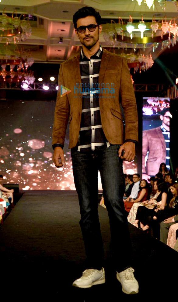 aditi rao hydari and kunal kapoor walk for shoppers stop designer of the year event 2