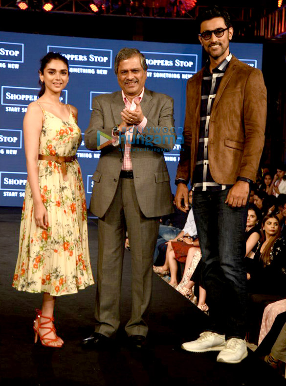 aditi rao hydari and kunal kapoor walk for shoppers stop designer of the year event 4