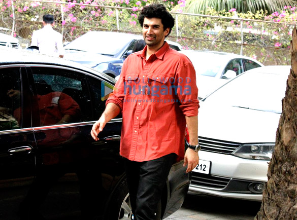 Aditya Roy Kapoor snapped post inspecting work at his new house in Bandra Aditya Roy Kapoor snapped post inspecting work at his new house in Bandra