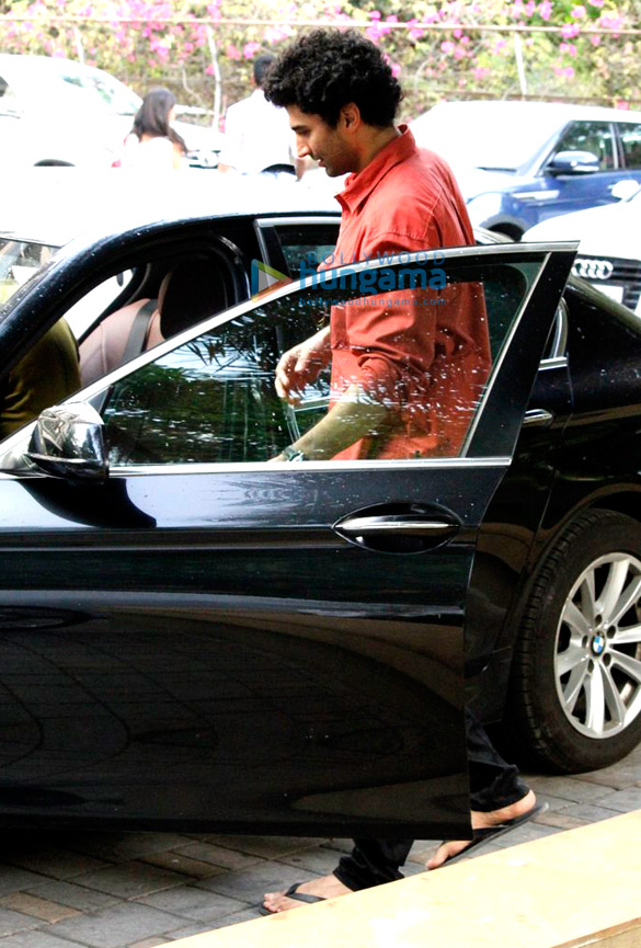 aditya roy kapoor snapped post inspecting work at his new house in bandra 4