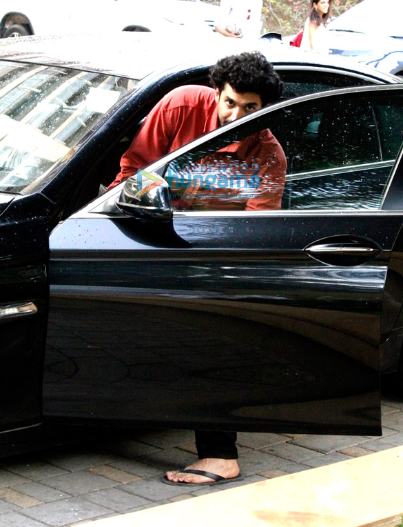 aditya roy kapoor snapped post inspecting work at his new house in bandra 5