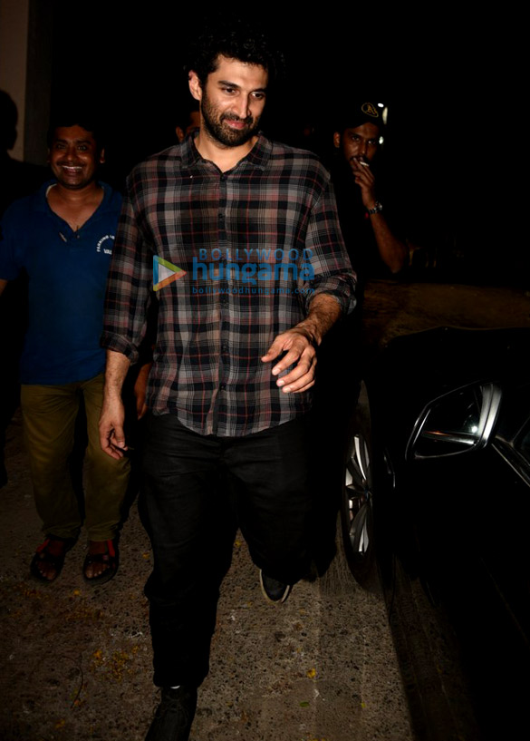 aditya roy snapped post with close friends 5